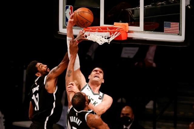 1622954722591083719.jpg AFP6176437951857008604055772828866070817906-bkn-bko-spo-milwaukee-bucks-v-brooklyn-nets---game-one-1.jpg